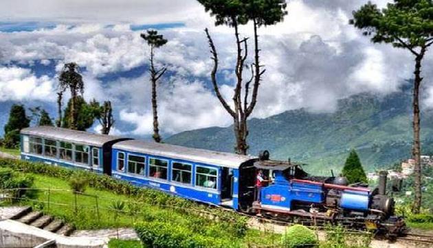 टूरिस्टों को मिला तोहफा, दार्जिलिंग में शुरू हुर्इ AC टाॅय ट्रेन टूरिस्टों को मिला तोहफा, दार्जिलिंग में शुरू हुर्इ AC टाॅय ट्रेन