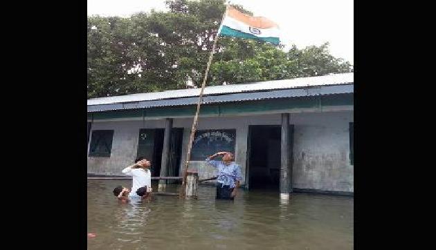 तिरंगे को सलामी देते वायरल हुई इस तस्वीर की सच्चाई आपके होश उड़ा देगी तिरंगे को सलामी देते वायरल हुई इस तस्वीर की सच्चाई आपके होश उड़ा देगी