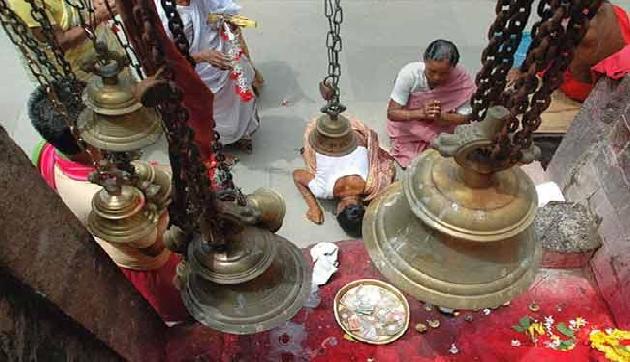 गुपचुप अंदाज में मां कामाख्या के दर्शन करने पहुंची BJP की इस महिला सांसद, जानकर चौंक गए सब गुपचुप अंदाज में मां कामाख्या के दर्शन करने पहुंची BJP की इस महिला सांसद, जानकर चौंक गए सब