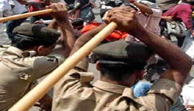मणिपुर: प्रदर्शनकारियों पर पुलिस ने भांजी लाठियां, 17 घायल
मणिपुर: प्रदर्शनकारियों पर पुलिस ने भांजी लाठियां, 17 घायल