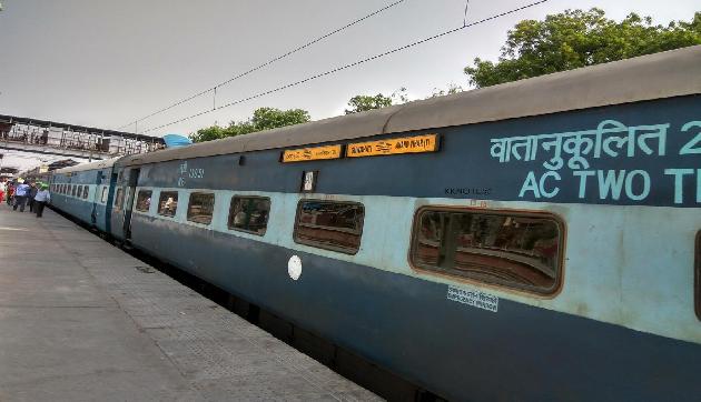 भारी बारिश और बाढ़ के कारण दो माह से बंद पड़ी गुवाहाटी एक्सप्रेस,15 से होगी शुरू भारी बारिश और बाढ़ के कारण दो माह से बंद पड़ी गुवाहाटी एक्सप्रेस,15 से होगी शुरू