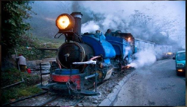 अब वेटर नहीं बल्कि train परोसेगी आपको खाना, नजारा ऐसा देखकर यकीन नहीं होगा अब वेटर नहीं बल्कि train परोसेगी आपको खाना, नजारा ऐसा देखकर यकीन नहीं होगा