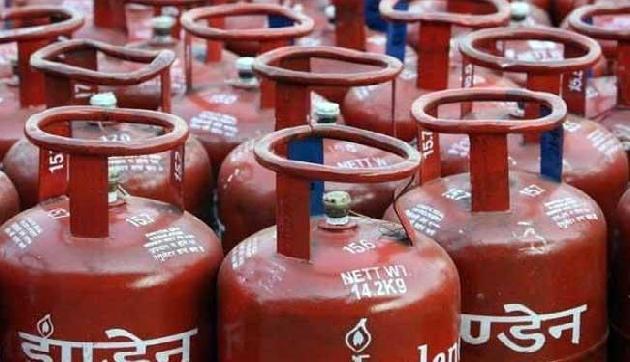 बजट के बाद रसोई गैस सिलेंडर की कीमतों में आई इतनी उछाल, यहां देखें लिस्ट बजट के बाद रसोई गैस सिलेंडर की कीमतों में आई इतनी उछाल, यहां देखें लिस्ट