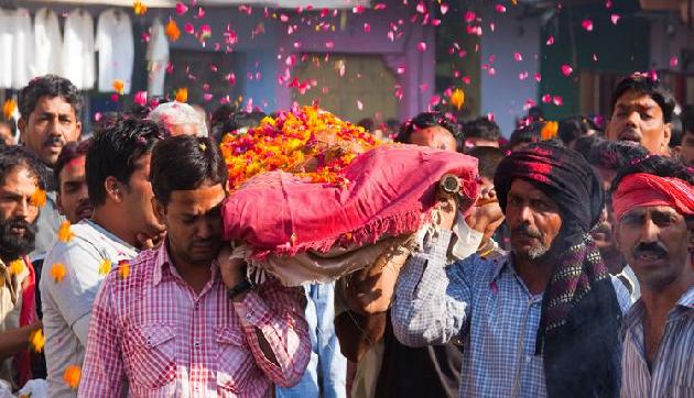 अंतिम संस्कार करने से रोका तो कोर्ट ने लगाया 1 लाख का जुर्माना,जानिए क्यों