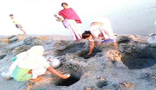 मोदी सरकार के इस राज्य में पानी के लिए मचा हाहाकार, तस्वीरें हैरान कर देंगी मोदी सरकार के इस राज्य में पानी के लिए मचा हाहाकार, तस्वीरें हैरान कर देंगी