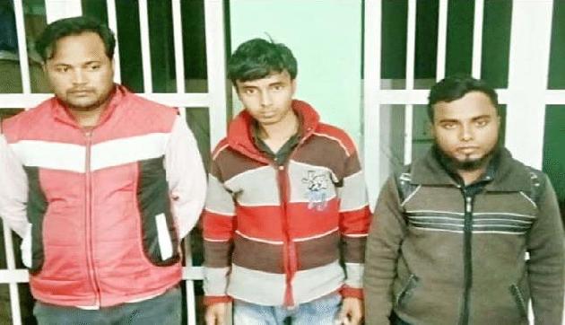 कार के अंदर तीनों कर रहे थे ऐसा काम, देखकर दंग रह गए लोग कार के अंदर तीनों कर रहे थे ऐसा काम, देखकर दंग रह गए लोग