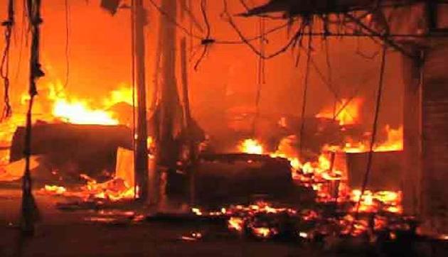 मणिपुर में लगी भीषण आग, 10 घर जलकर हुए खाक मणिपुर में लगी भीषण आग, 10 घर जलकर हुए खाक