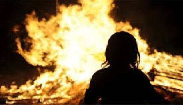 खाना बनाते समय हुआ झगड़ा, पत्नी को आग में झोंक पति हुआ फरार खाना बनाते समय हुआ झगड़ा, पत्नी को आग में झोंक पति हुआ फरार