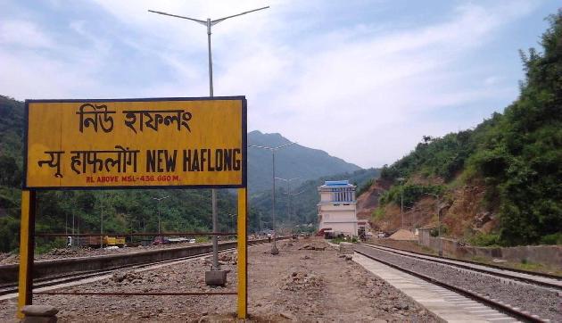 असम में छात्रों ने रोकी ट्रेन, यातायात प्रभावित आैर यात्री परेशान असम में छात्रों ने रोकी ट्रेन, यातायात प्रभावित आैर यात्री परेशान