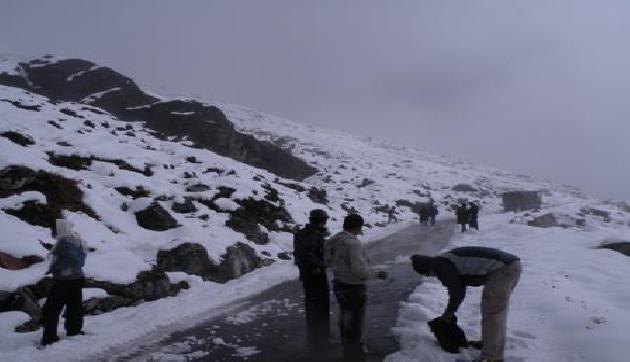 वेस्टर्न डिस्टर्बेंस की वजह से बर्फबारी शुरू, अब सर्दी दिखाएगी अपना असली रंग वेस्टर्न डिस्टर्बेंस की वजह से बर्फबारी शुरू, अब सर्दी दिखाएगी अपना असली रंग