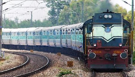 रेलवे में निकली बंपर भर्ती, एक लाख से ज्यादा छात्रों को नौकरी का बड़ा मौका
रेलवे में निकली बंपर भर्ती, एक लाख से ज्यादा छात्रों को नौकरी का बड़ा मौका
