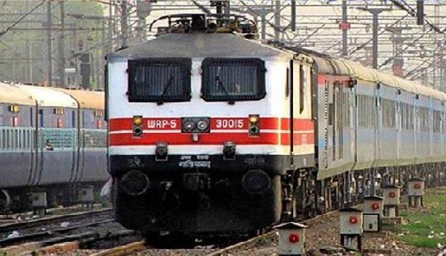 16 घंटे तक लेट चल रही हैं पूर्वोत्तर जाने वाली ट्रेनें 16 घंटे तक लेट चल रही हैं पूर्वोत्तर जाने वाली ट्रेनें
