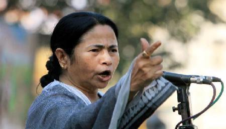 भाजपा पर ममता का आरोप, जिन लोगों के नाम एनआरसी में नहीं उन्हें भेजा जा रहा है डिटेशन सेंटर भाजपा पर ममता का आरोप, जिन लोगों के नाम एनआरसी में नहीं उन्हें भेजा जा रहा है डिटेशन सेंटर