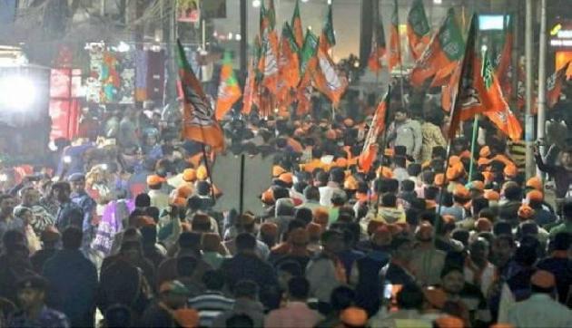 त्रिपुरा में भाजपा के उम्मीदवार व कार्यकर्ताओं पर लाठियों और बम से हमला त्रिपुरा में भाजपा के उम्मीदवार व कार्यकर्ताओं पर लाठियों और बम से हमला