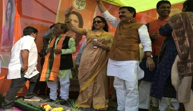 माणिक सरकार के गढ़ में गरजी ड्रीम गर्ल हेमामालिनी,कहा-लेफ्ट के राज में गरीब और गरीब हुए माणिक सरकार के गढ़ में गरजी ड्रीम गर्ल हेमामालिनी,कहा-लेफ्ट के राज में गरीब और गरीब हुए