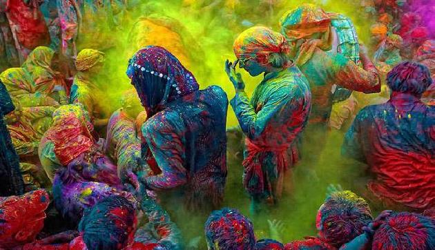 यहां मनाई जाती है अनोखी होली, छह दिन तक चलता है हुल्लड़ यहां मनाई जाती है अनोखी होली, छह दिन तक चलता है हुल्लड़