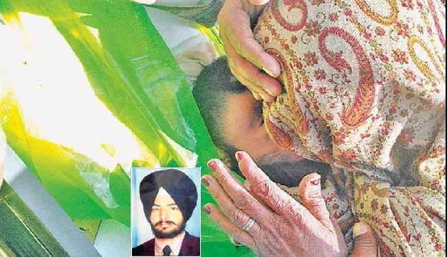 शहीद बेटे का माथा चूमकर मां ने बयां किया वो दर्द, सुनकर सबकी आंखे हो गई नम शहीद बेटे का माथा चूमकर मां ने बयां किया वो दर्द, सुनकर सबकी आंखे हो गई नम