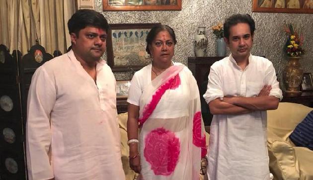 त्रिपुरा में कांग्रेसी रिश्तेदार से मिलने पहुंची वसुंधरा राजे, बेटे दुष्यंत भी थे साथ त्रिपुरा में कांग्रेसी रिश्तेदार से मिलने पहुंची वसुंधरा राजे, बेटे दुष्यंत भी थे साथ
