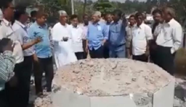 माणिक और येचुरी ने किया त्रिपुरा के हिंसा ग्रस्त इलाकों का दौरा माणिक और येचुरी ने किया त्रिपुरा के हिंसा ग्रस्त इलाकों का दौरा