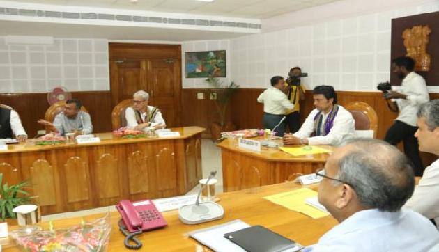 भाजपा सरकार देने जा रही है कर्मचारियों को बड़ा तोहफा भाजपा सरकार देने जा रही है कर्मचारियों को बड़ा तोहफा