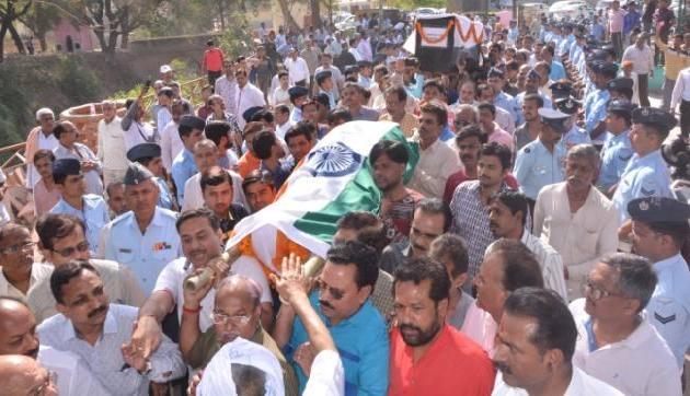 शहीद के अंतिम संस्कार में उमड़ा गम का सैलाब, हजारों नम आंखों ने दी विदाई शहीद के अंतिम संस्कार में उमड़ा गम का सैलाब, हजारों नम आंखों ने दी विदाई
