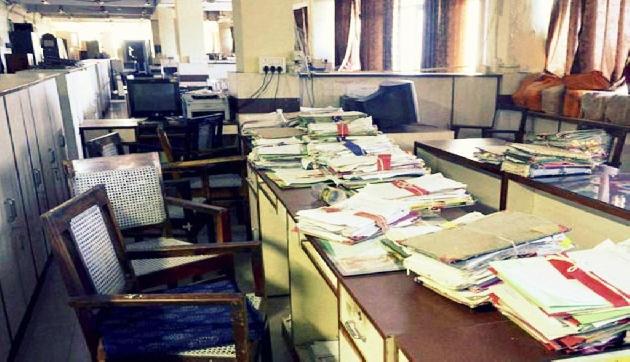 मणिपुर में सरकारी कर्मचारियों की हड़ताल जारी, मांगी वेतन वृद्धि की समय सीमा मणिपुर में सरकारी कर्मचारियों की हड़ताल जारी, मांगी वेतन वृद्धि की समय सीमा
