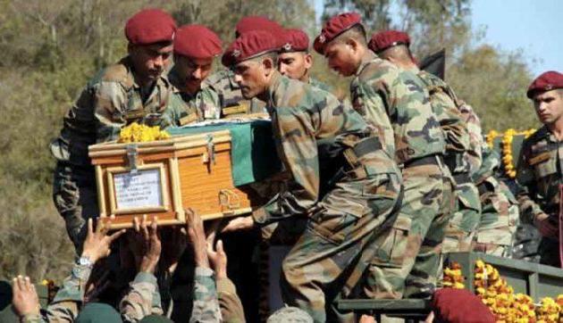 शहीद का शव देख उमड़ा आंसुओं का सैलाब, भारत माता की जय से गूंजा सारा आकाश शहीद का शव देख उमड़ा आंसुओं का सैलाब, भारत माता की जय से गूंजा सारा आकाश