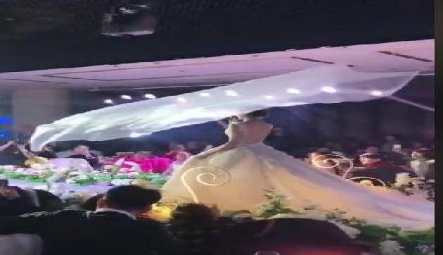 दुल्हन ने मारी ऐसी एंट्री देखकर डर गए लोग, Video हुआ वायरल दुल्हन ने मारी ऐसी एंट्री देखकर डर गए लोग, Video हुआ वायरल