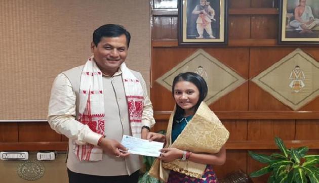 द वॉयस इंडिया किड्स की विजेता से मिले सोनोवाल, दिया पचास हजार का चेक द वॉयस इंडिया किड्स की विजेता से मिले सोनोवाल, दिया पचास हजार का चेक