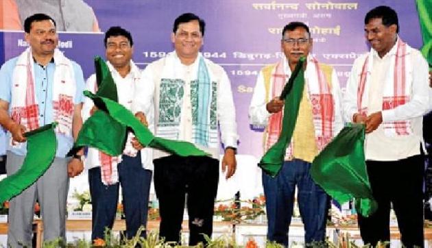 डिब्रूगढ़ आैर सिलचर के बीच ट्रेन सेवा शुरू, CM सोनोवाल ने दिखार्इ हरी झंडी डिब्रूगढ़ आैर सिलचर के बीच ट्रेन सेवा शुरू, CM सोनोवाल ने दिखार्इ हरी झंडी