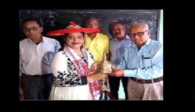 तिनसुकिया में असम की लता मंगेशकर का भव्य स्वागत, बताया अपने दिल का 'दर्द' तिनसुकिया में असम की लता मंगेशकर का भव्य स्वागत, बताया अपने दिल का 'दर्द'
