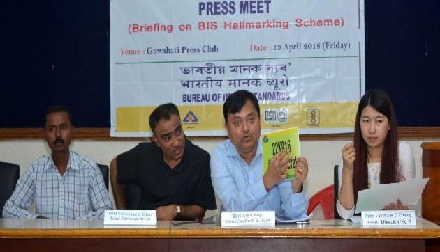 सावधान: सोने और चांदी के गहने खरीदने से पहले जरूर देखें ये निशान
सावधान: सोने और चांदी के गहने खरीदने से पहले जरूर देखें ये निशान