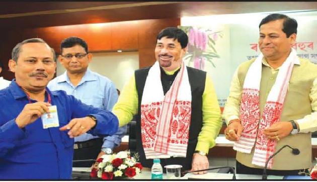 सरकार की गलतियों पर शोर मचाएं पर अच्छे काम की प्रशंसा भी हो: सोनोवाल
सरकार की गलतियों पर शोर मचाएं पर अच्छे काम की प्रशंसा भी हो: सोनोवाल