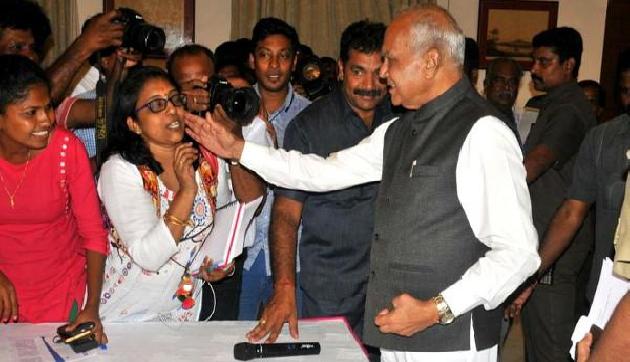 असम के राज्यपाल रहे बनवारीलाल पुरोहित की तस्वीर वायरल, महिला पत्रकार के साथ की ये हरकत
असम के राज्यपाल रहे बनवारीलाल पुरोहित की तस्वीर वायरल, महिला पत्रकार के साथ की ये हरकत