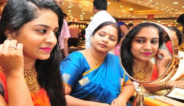 खुशखबरी ! सोने के भाव में लगातार गिरावट, न करें देर खुशखबरी ! सोने के भाव में लगातार गिरावट, न करें देर