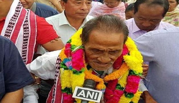Youtube के जरिए 40 साल बाद परिवार से मिला बुजुर्ग, इम्फाल पहुंचने पर जमकर हुआ स्वागत Youtube के जरिए 40 साल बाद परिवार से मिला बुजुर्ग, इम्फाल पहुंचने पर जमकर हुआ स्वागत
