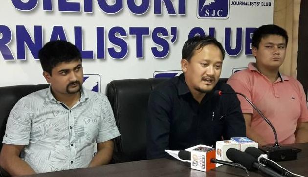 चामलिंग सरकार को मिलेगी टक्कर, नई पार्टी एसवाइएसएफ का गठन
चामलिंग सरकार को मिलेगी टक्कर, नई पार्टी एसवाइएसएफ का गठन