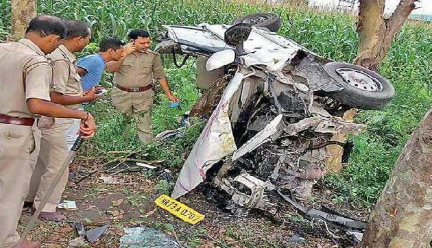 ब्लैक फ्राइडेः पेड़ में टकराई कार, एक ही परिवार के 4 लोगों की मौके पर ही मौत ब्लैक फ्राइडेः पेड़ में टकराई कार, एक ही परिवार के 4 लोगों की मौके पर ही मौत