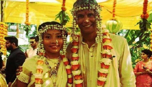 असम की अंकित कंवर से मिलिंद सोमन ने रचाई शादी, एक्स गर्लफ्रेंड भी थी मौजूद
असम की अंकित कंवर से मिलिंद सोमन ने रचाई शादी, एक्स गर्लफ्रेंड भी थी मौजूद