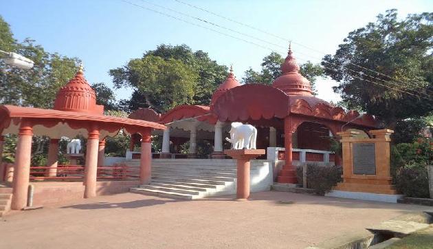 अद्भुत है काली मां का ये मंदिर, इनके दर्शन के लिए खोल दिए जाते हैं बॉर्डर अद्भुत है काली मां का ये मंदिर, इनके दर्शन के लिए खोल दिए जाते हैं बॉर्डर