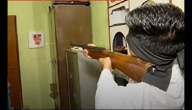 बंद आंखों से निशाना लगाता है यह युवक, नहीं होगा आंखों पर विश्वास