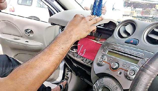 गाड़ी के टायर में छिपाकर ले जा रहे थे कुछ ऐसा, देखकर पुलिस के भी उड़े होश गाड़ी के टायर में छिपाकर ले जा रहे थे कुछ ऐसा, देखकर पुलिस के भी उड़े होश