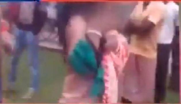 अवैध संबंधों के शक में सरेआम महिला के कपड़े फाड़े अवैध संबंधों के शक में सरेआम महिला के कपड़े फाड़े