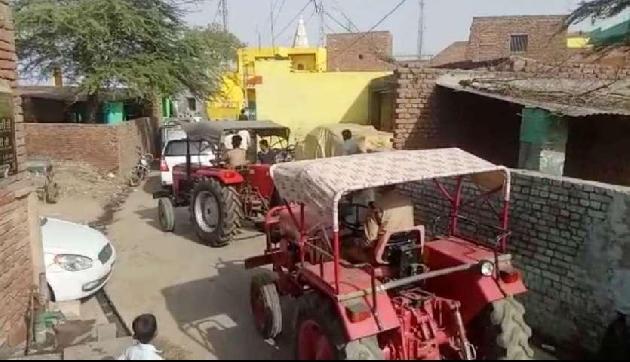 ट्रैक्टर में छुपकर कर रहे थे नशे का व्यापार, पुलिस ने किया गिरफ्तार ट्रैक्टर में छुपकर कर रहे थे नशे का व्यापार, पुलिस ने किया गिरफ्तार