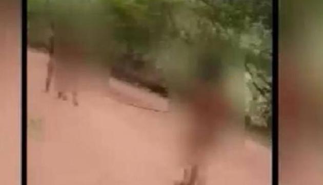 प्रेमी जोड़े को निर्वस्त्र कर पूरे गांव में घुमाया, सोशल मीडिया पर वीडियो वायरल
प्रेमी जोड़े को निर्वस्त्र कर पूरे गांव में घुमाया, सोशल मीडिया पर वीडियो वायरल