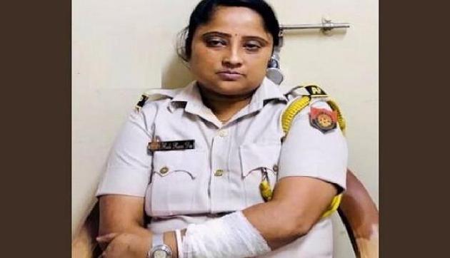 सिलचर एयरपोर्ट पर महिला कॉन्स्टेबल से भिड़ीं TMC नेता, Video हुआ वायरल सिलचर एयरपोर्ट पर महिला कॉन्स्टेबल से भिड़ीं TMC नेता, Video हुआ वायरल