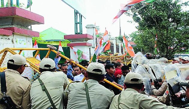 कांग्रेस की रैली में पुलिस ने दागे आंसू गैस के गोले, मची भगदड़, कई घायल कांग्रेस की रैली में पुलिस ने दागे आंसू गैस के गोले, मची भगदड़, कई घायल