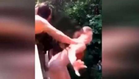 साठ फुट ऊंचे ब्रिज से दोस्त ने मजाक में लड़की को दे दिया धक्का, फिर हुआ ऐसा, जानकर उड़ जाएंगे होश साठ फुट ऊंचे ब्रिज से दोस्त ने मजाक में लड़की को दे दिया धक्का, फिर हुआ ऐसा, जानकर उड़ जाएंगे होश