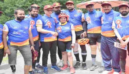 12 किमी साइकिल चलाकर मनाली पहुंचे रिजिजू, दिव्यांग साइक्लिस्टों के जज्बे काे किया सलाम 12 किमी साइकिल चलाकर मनाली पहुंचे रिजिजू, दिव्यांग साइक्लिस्टों के जज्बे काे किया सलाम