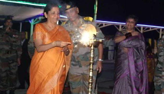 रक्षा मंत्री ने अरुणाचल में सेना के जवानों के साथ मनाई दिवाली रक्षा मंत्री ने अरुणाचल में सेना के जवानों के साथ मनाई दिवाली